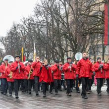 Šventiškoje Kovo 11-osios eisenoje Kauno moksleiviai linkėjo neprarasti vienybės