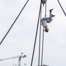 Akrobatės triukai virš Neries: žaidimas su nesvarumu 