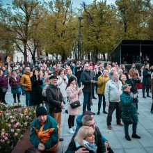 Gyva istorija: prie Kauno muzikinio teatro sodelio vėl rinkosi gėlių vaikai