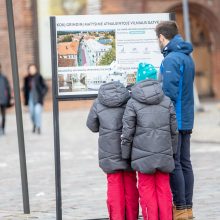 Rotušės aikštėje paskutines dienas skaičiuojanti Kalėdų eglė sulaukė ir kauniečių, ir svečių dėmesio