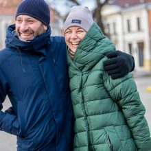 Rotušės aikštėje paskutines dienas skaičiuojanti Kalėdų eglė sulaukė ir kauniečių, ir svečių dėmesio