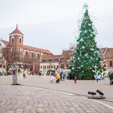 Rotušės aikštėje paskutines dienas skaičiuojanti Kalėdų eglė sulaukė ir kauniečių, ir svečių dėmesio