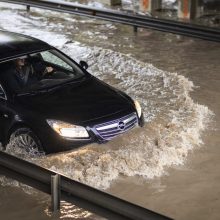 Vilniečiams – išbandymai  gatvėse: kai kurios nepravažiuojamos, plaukia automobiliai