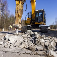 Įsibėgėja kelio Molėtai–Utena rekonstrukcija: išardyta 15 tūkst. tonų senos kelio dangos  