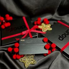 Aprišk „Doup“ kaspinu – Kalėdų proga padovanok skaitmeninę kortelę 