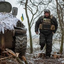 Ukrainietė apie karo siaubą: sūneli, tu tik nejudėk, nes mes gulime ant stiklų