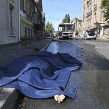 Rusai smogė Chersonui: žuvo gydytojas, sužeista slaugytoja