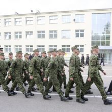 Kariuomenė naujų karių bandys prisivilioti pinigais, bet tai dar ne viskas