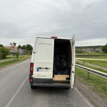 Stambus laimikis: Krosnoje sulaikytas nelegalių rūkalų prigrūstas mikroautobusas