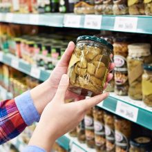 Seimo komitetas – už pasibaigusio galiojimo maisto nukainojimą ir prekybą