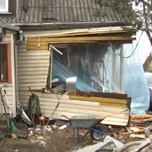 Šiurpi nelaimė: į namą įsirėžė vilkikas – šeima per plauką liko gyva, tačiau nebeturi pastogės