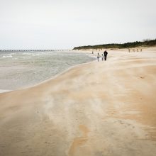 Pajūryje žmonės vaikšto apsiginklavę ir metalo detektoriais: ieško ne tik gintarų? 