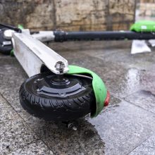 Susidūrus dviem elektriniams paspirtukams nukentėjo paauglės – viena iš jų yra ukrainietė