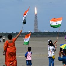 Tūkstančiams entuziastų plojant ir džiūgaujant, raketa su erdvėlaiviu „Chandrayaan-3“ pakilo iš Šryharikotos pietinėje Andhra Pradešo valstijoje.
