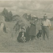 Kaime: dailininkai Barbora Didžiokienė ir Vladas Didžiokas su sūnumi Jurgiu atostogauja Dovainonių kaime, 1936–1939 m. 