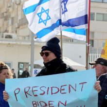 Palaikymas: JAV ambasados Tel Avive prieigose teismų reformos priešininkai dėkojo J. Bidenui už išreikštą kritiką B. Netanyahu vyriausybės planams.