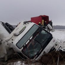 Akmenės rajone – avarija: apsivertus sunkvežimiui, išsiliejo 500 litrų kuro