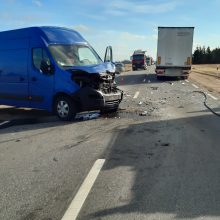 Prienų rajone merginos vairuojamas automobilis apvirto susidūręs su mikroautobusu