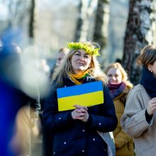 Keli šimtai žmonių Vilniuje susirinko „apgulti“ Rusijos ambasados