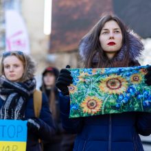 Keli šimtai žmonių Vilniuje susirinko „apgulti“ Rusijos ambasados