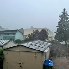 Stichija Kaune: virto medžiai ir namų sienos, vanduo plūdo į pastatus, gatvėse geso automobiliai