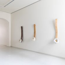Sostinėje – paroda „Kambariuose ir lauke“: porcelianiniai darbai dažnai aukštesni už lankytoją