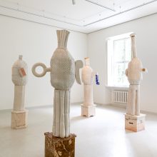 Sostinėje – paroda „Kambariuose ir lauke“: porcelianiniai darbai dažnai aukštesni už lankytoją