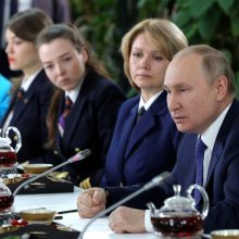 Pasirodymas su stiuardesėmis sukėlė įtarimų: V. Putino apsilankymas buvo suklastotas?
