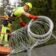 „Tai, aišku, saugesni“: gyventojai laukia paskutinių tvoros ties Baltarusija kilometrų