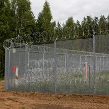 „Tai, aišku, saugesni“: gyventojai laukia paskutinių tvoros ties Baltarusija kilometrų