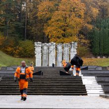 Vilniuje, Antakalnyje, juodu audeklu uždengtos sovietinės skulptūros