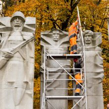 Vilniuje, Antakalnyje, juodu audeklu uždengtos sovietinės skulptūros