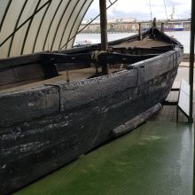Amžiai: šiuolaikinio Klaipėdos uosto fone eksponuojamas senovinis laivas.