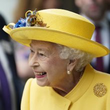 Karalienė Elžbieta II aplankė naują jos garbei pavadintą geležinkelio liniją