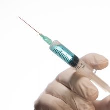 „Moderna“: atnaujinta COVID-19 vakcina dar geriau kovos su viruso atmainomis