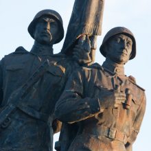 Išniekintas dar vienas paminklas sovietų kariams: rasti svastikos ženklai
