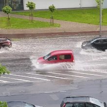 Stichija Kaune: virto medžiai ir namų sienos, vanduo plūdo į pastatus, gatvėse geso automobiliai