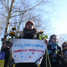 Keli tūkstančiai žmonių prie Rusijos ambasados protestavo prieš karą Ukrainoje
