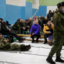 Kuriozai nesibaigia: mobilizuoti rusų kariai neturi ne tik uniformų, lovų, bet ir tualetų