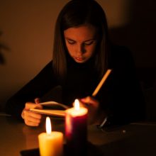 Išgirdę ministrės kalbą, estai puolė pirkti žvakių ir žibintų: o kas laukia lietuvių?