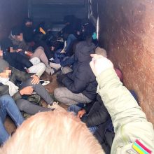 Kalvarijoje sulaikytas mikroautobusas su 17 iš Latvijos gabentų Bangladešo piliečių