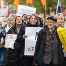 Apie pusė tūkstančio žmonių Vilniuje reikalauja didesnių algų ir orių darbo sąlygų