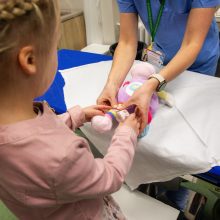 Gydytojai vienai dienai – vaikai Kauno klinikose gydė savo žaislus