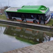  Incidentas Klaipėdoje: iš pavojingai pasvirusio autobuso į baseiną krito keleiviai