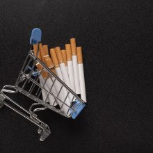 Seimas įteisino specializuotas tabako parduotuves, uždraudė viešai rodyti rūkalus