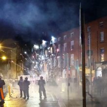 Dubline po išpuolio prie mokyklos kilo smurtiniai protestai