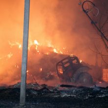 Šiaulių rajone atvira liepsna dega ūkinis pastatas
