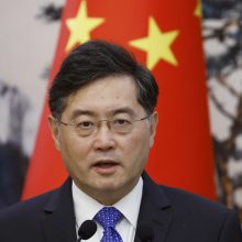 Kinijos užsienio reikalų ministras beveik mėnesį nesirodo viešumoje: kas žinoma