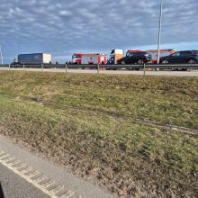 Kraupi avarija Klaipėdoje: „Volvo“ rėžėsi į sunkvežimį, žuvo žmogus