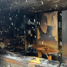 Ugnis pasiglemžė daugiavaikės šeimos namus: vyras rankas turi – reikia įrankių ir medžiagų